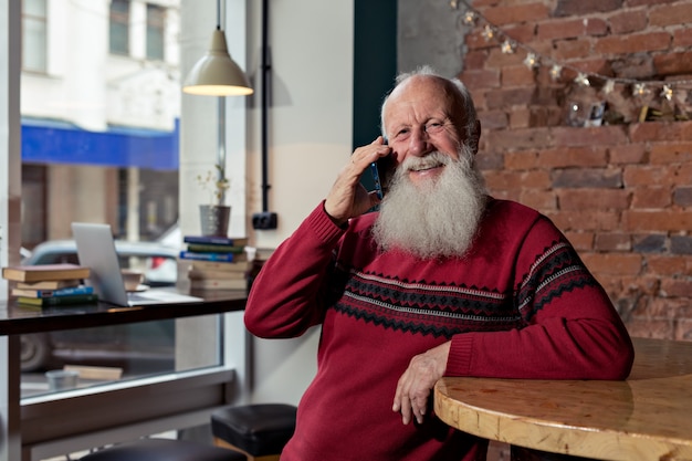 Vieil homme heureux dans le café