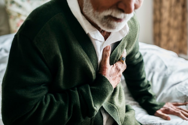 Un vieil homme indien avec des problèmes cardiaques