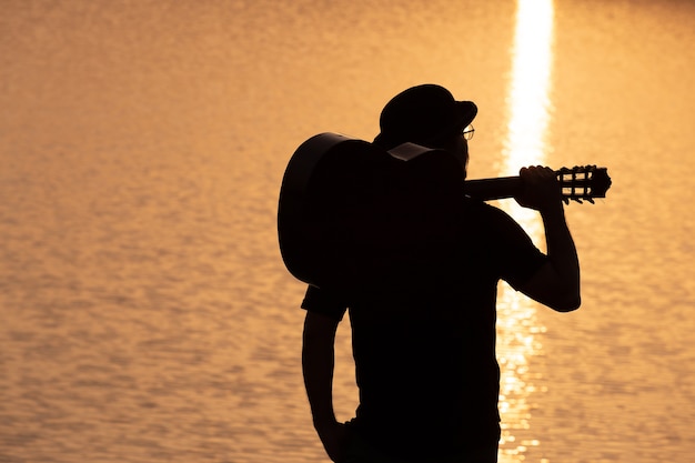 Vieil homme jouant de la guitare acoustique - en plein air