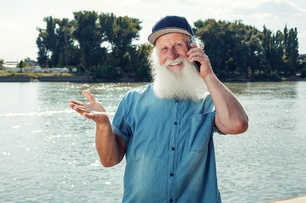 Un vieil homme parle au téléphone