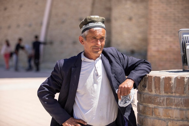 un vieil homme avec un sac en plastique