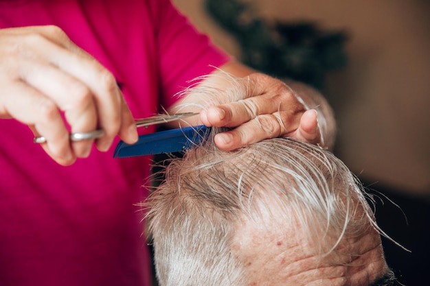 Vieil homme se faire couper les cheveux