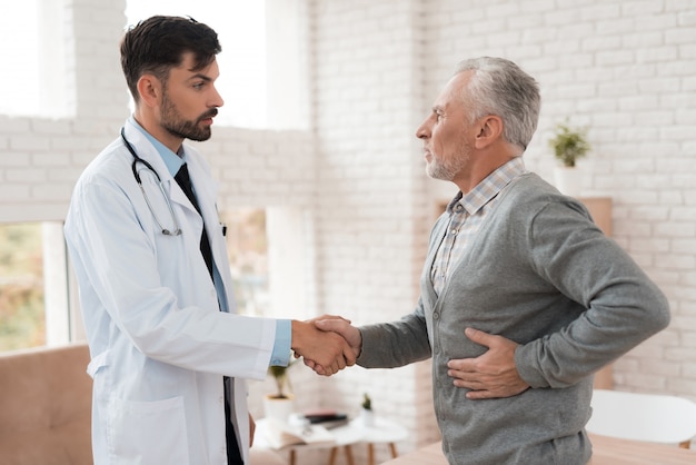 Le vieil homme se plaint au docteur de la douleur dans la rate.