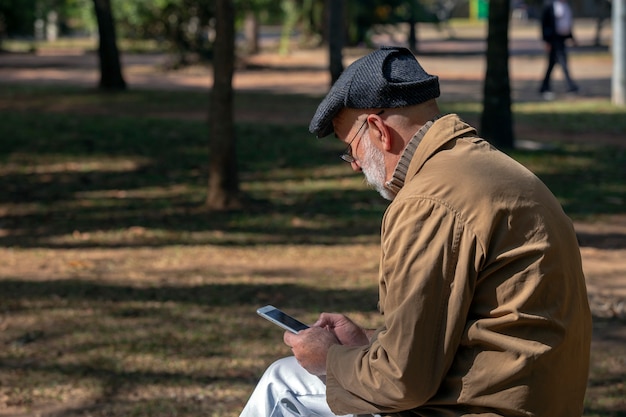 Vieil homme, séance banc, à, a, smartphone