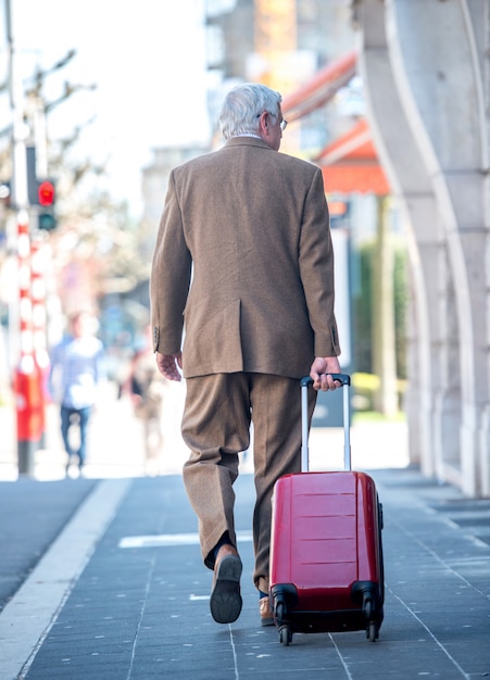 Vieil homme avec valise