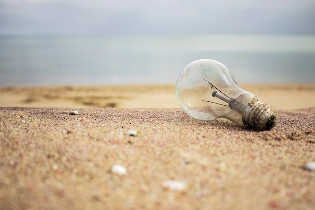 Vieille Ampoule Sur Le Sable