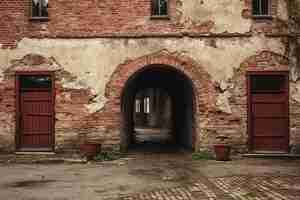 Photo vieille arche en brique dans la cour d'une vieille maison du village