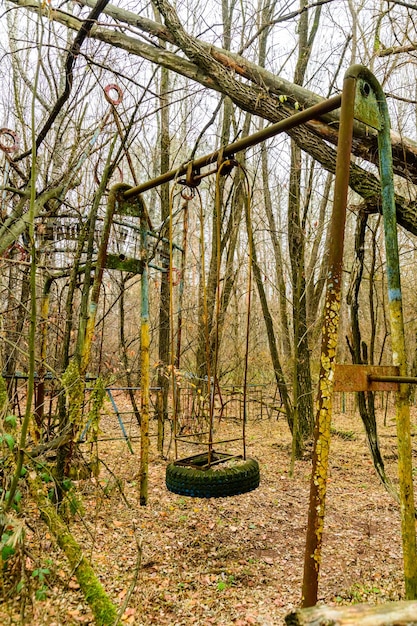 Vieille balançoire rouillée dans la zone d'exclusion de la ville fantôme de Pripyat Tchernobyl