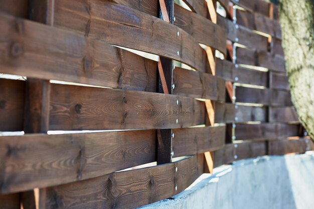 Vieille barrière en bois avec des rivets de fer