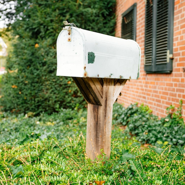 Vieille boîte aux lettres en métal vintage