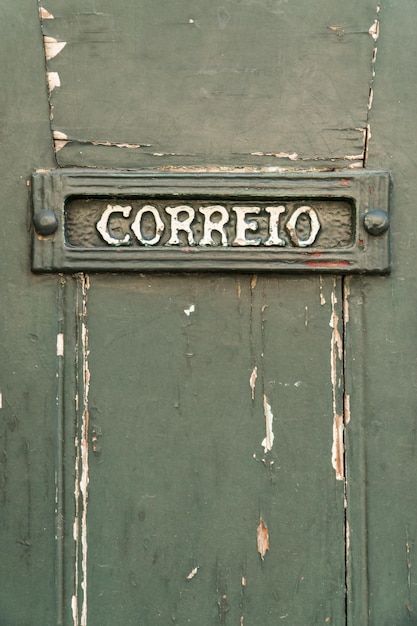 Photo vieille boîte aux lettres rouillée avec le mot lettres écrites en correio portugais