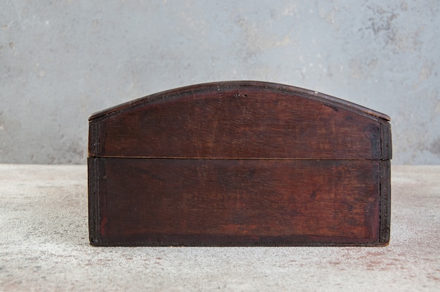 Vieille boîte en bois sur une table en béton