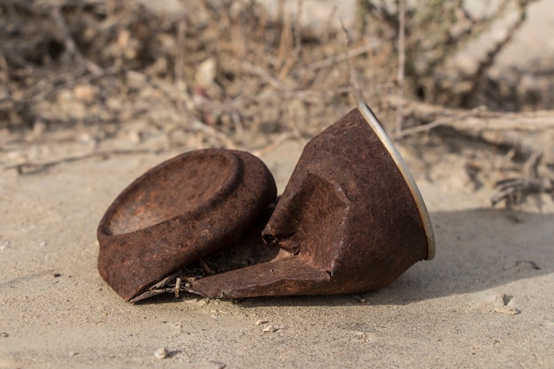 vieille boîte de conserve rouillée en plein air, peut rouillée se trouvant dans le champ, poubelle