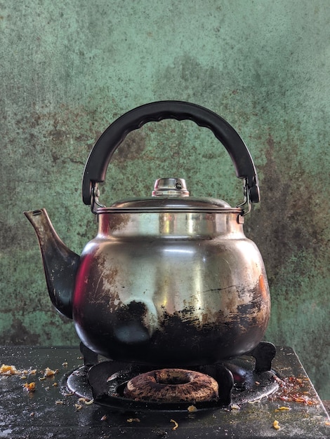 Photo vieille bouilloire sur une cuisinière