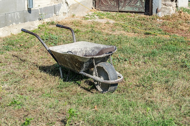 Une vieille brouette rouillée.