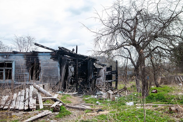 La vieille cabane incendiée du village