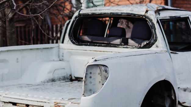 Une vieille camionnette blanche abandonnée. voiture rouillée
