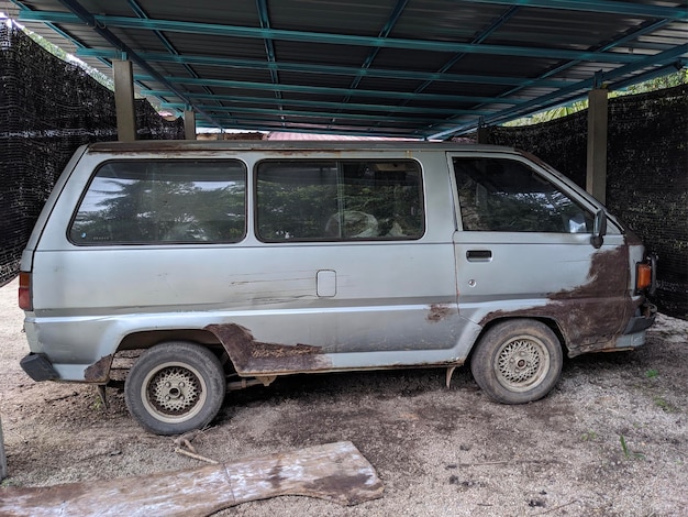 Une vieille camionnette sous le garage