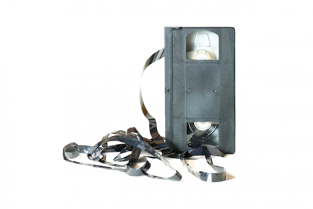 Photo une vieille cassette avec la bande qui sort.