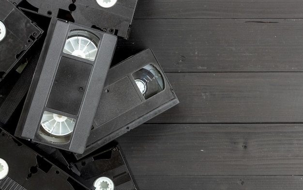 Vieille cassette vidéo sur un fond en bois noir. vue de dessus