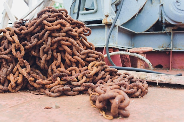 La vieille chaîne industrielle attache les grandes chaînes rouillées