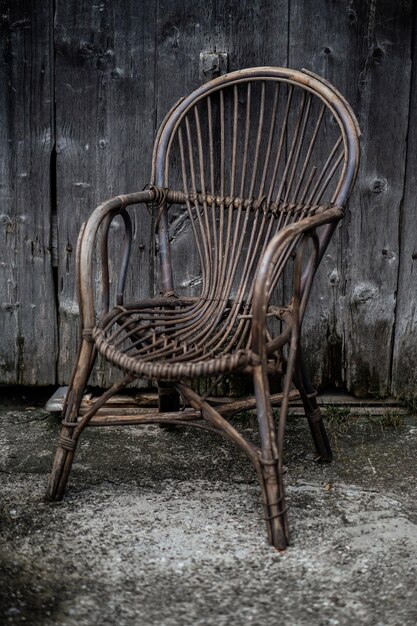 Vieille chaise abandonnée