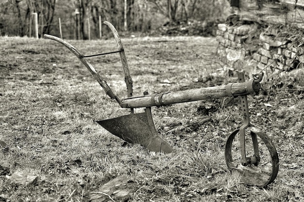 Photo une vieille charrue abandonnée sur le champ.