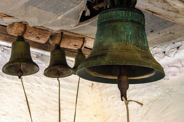 Vieille cloche grandes cloches antiques dans une église catholique