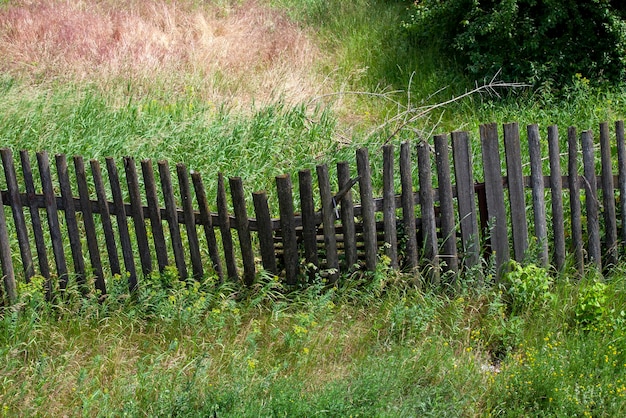 Une vieille clôture en bois à la campagne