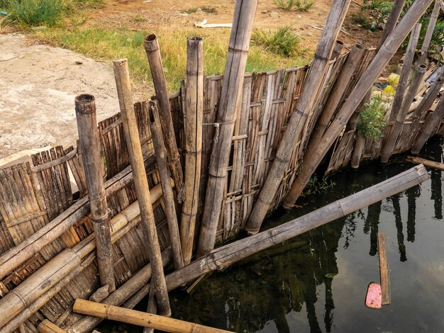 La vieille clôture sur la rivière est en bambou