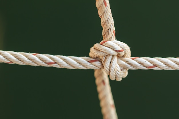 Vieille corde de bateau de pêche avec un noeud attaché