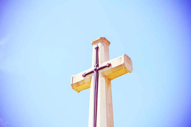 Photo vieille croix de pierre blanche