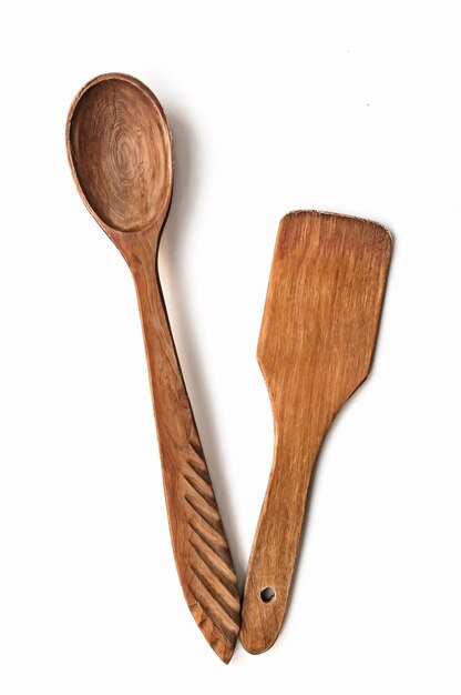 Vieille cuillère en bois et vieille spatule en bois pour la cuisine sur fond blanc