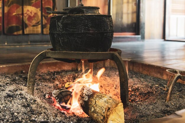 Photo la vieille cuisine japonaise au feu de bois