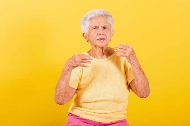 Vieille dame appelant avec ses mains invitant à la bienvenue, venez, venez ici