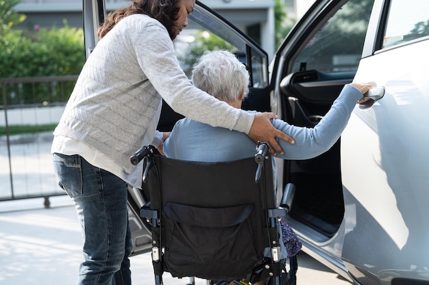 Une vieille dame asiatique âgée ou âgée patiente assise sur un fauteuil roulant se prépare à se rendre à sa voiture concept médical fort et sain