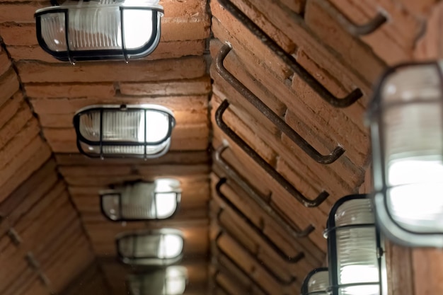 Photo vieille échelle métallique menant vers les égouts trou d'égout générique à l'intérieur des trous profonds lumières et marches d'échelle le concept abstrait inconnu chemin éclairé descendant briques détail tiré personne tunnels d'eaux usées