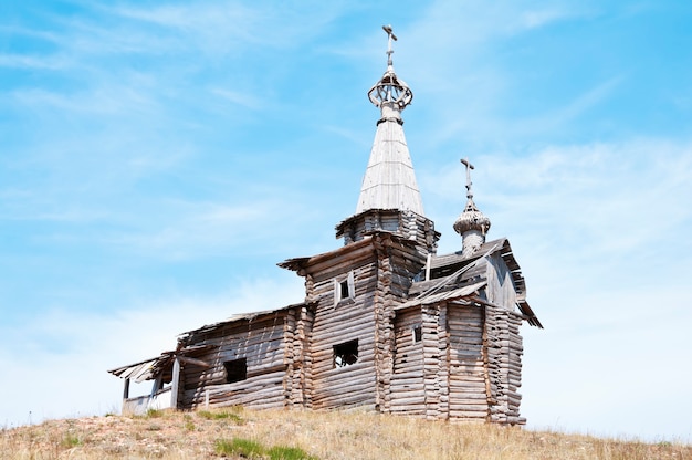 Vieille église en bois sur la colline