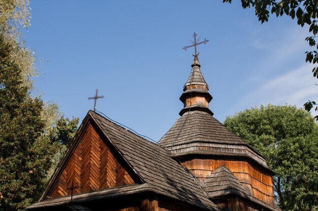 Vieille église en bois dans la forêt