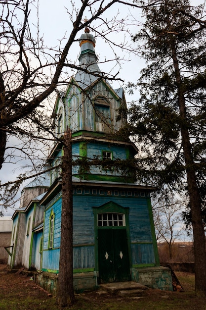 Vieille église en bois dans le village ukrainien