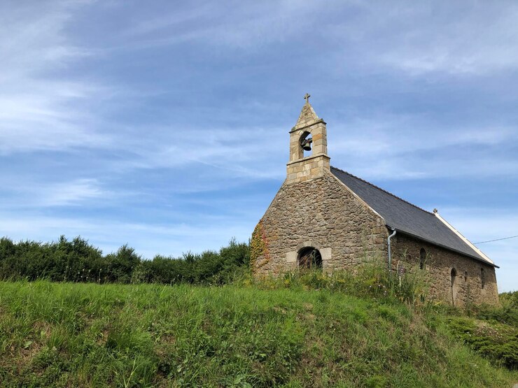 Photo vieille église sur le champ contre le ciel