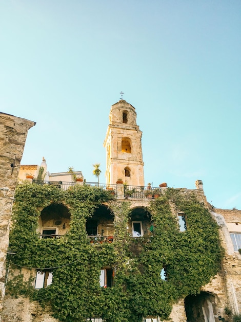 Vieille église avec le ciel en arrière-plan