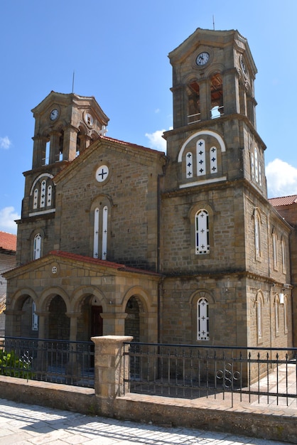 Vieille église avec un clocher en Grèce