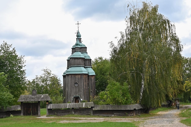 Vieille église dans le village ukrainien