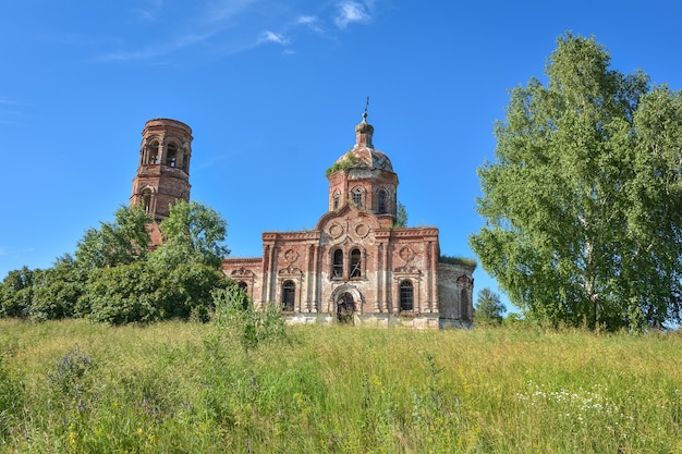 Vieille église orthodoxe abandonnée en brique de l'église de la Trinité. Église de la Trinité abandonnée dans le village de Zasechnoye. église en brique rouge abandonnée dans le fourré, temple abandonné sur le terrain