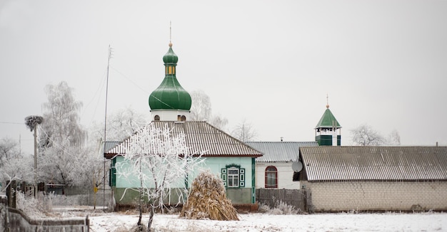 La vieille église orthodoxe du village en hiver