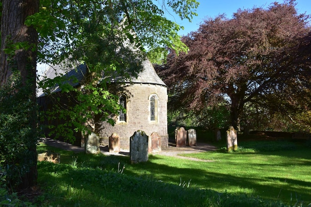 Vieille église en pierre dans un cimetière à Ennerdale