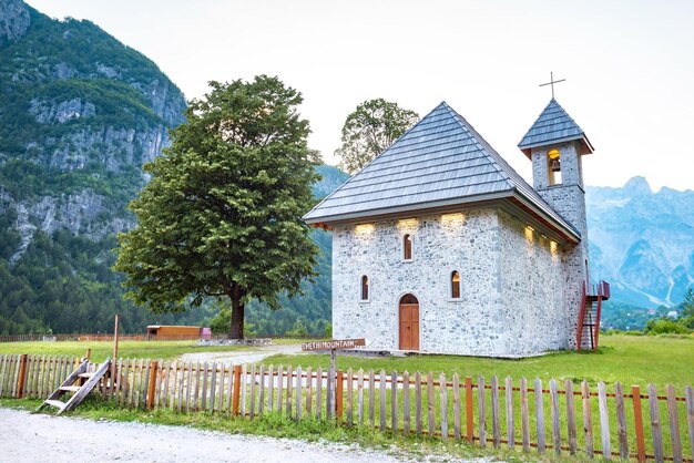 Vieille église en pierre dans le parc national de Theth Voyage en Albanie