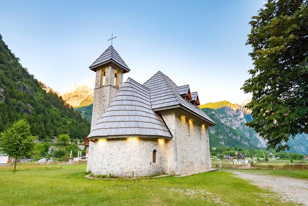 Vieille église en pierre dans le parc national de Theth Voyage en Albanie