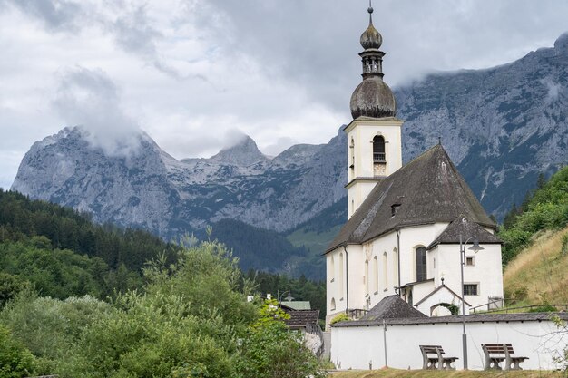 Vieille église traditionnelle dans un environnement alpin avec des montagnes en arrière-plan hintersee Allemagne